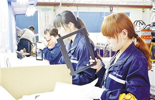 位于漯河市的河南源德福(聯想)科技產業園總投資12億元,主要產品為筆記本電腦精密零部件,產品銷往聯想集團全球供應鏈。目前,該產業園模具、注塑、五金沖壓、陽極盒、噴涂等7個車間相繼投入生產,今年前三個月實現產值1.2億元。圖為日前該產業園工人正在生產筆記本?